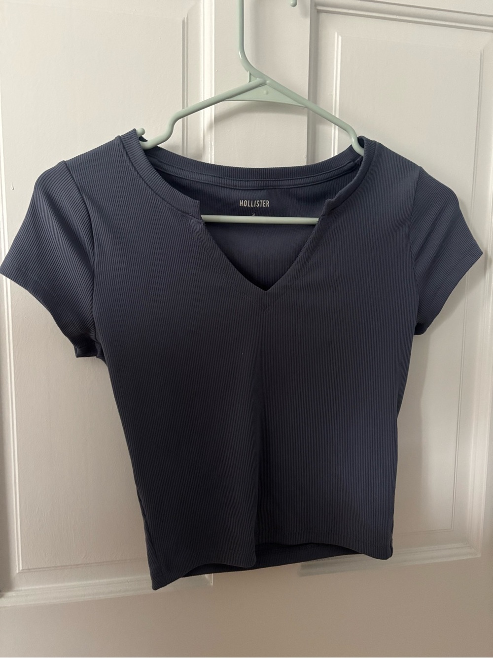 Hollister Short-Sleeve Compressed Ribbed V-Neck Tee in Navy Blue